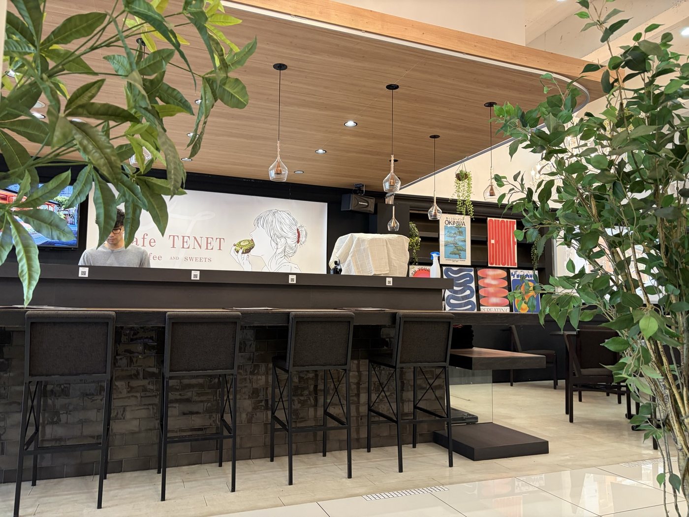 グリーンに包まれたカウンターと店内の様子
